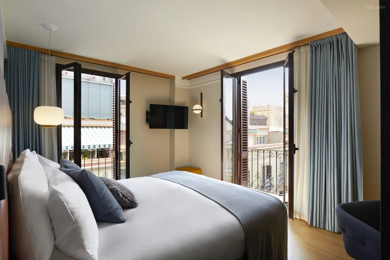 1 King Premium With Balcony — Trip.com listing photograph